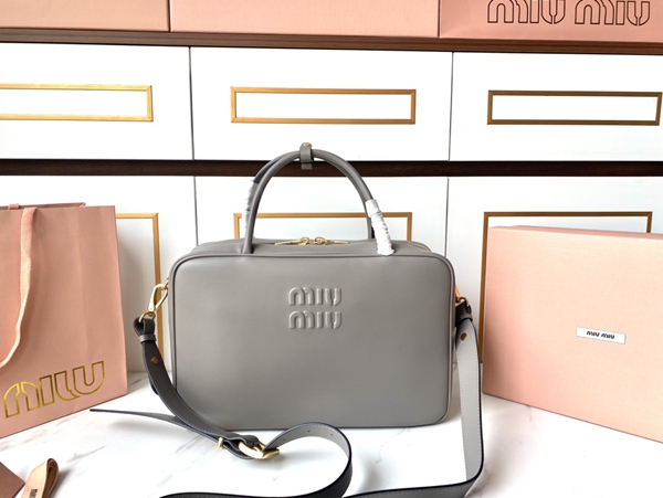 スーパーコピーブランドバッグ正面デザイン